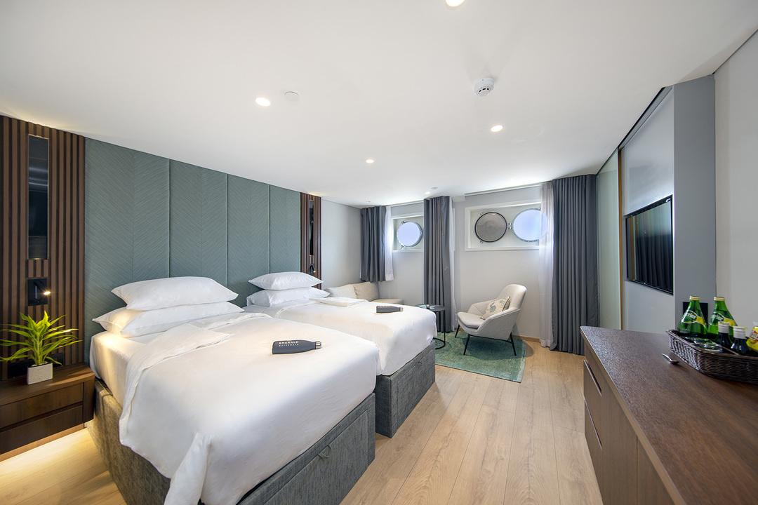 Emerald Stateroom